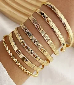 Composição de pulseiras douradas com diferentes texturas